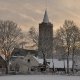 Oude Kerk in de winter in besneeuwd landschap