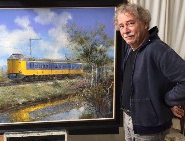 Kunstenaar Rein Pol bij één van zijn treinenschilderijen
